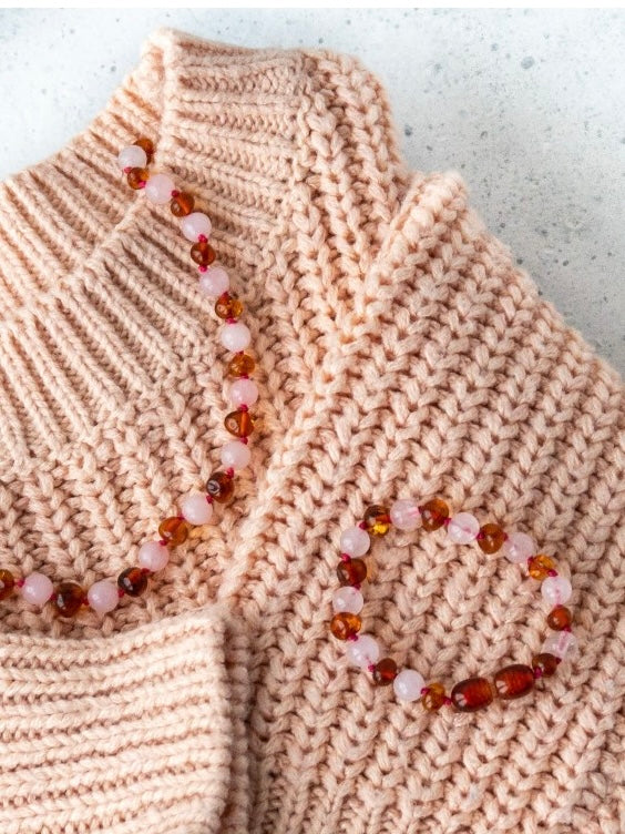 Barnsteenarmband met barnsteen en rozenkwarts voor baby of kind