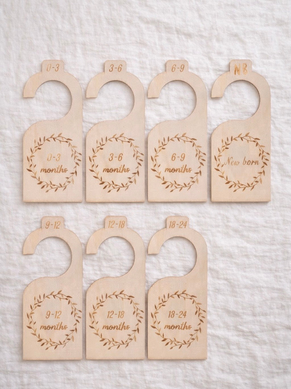 Houten kledinghangers voor de kast in kinderkamer