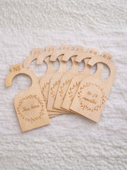 Houten kledinghangers maatverdelers voor de kast in kinderkamer