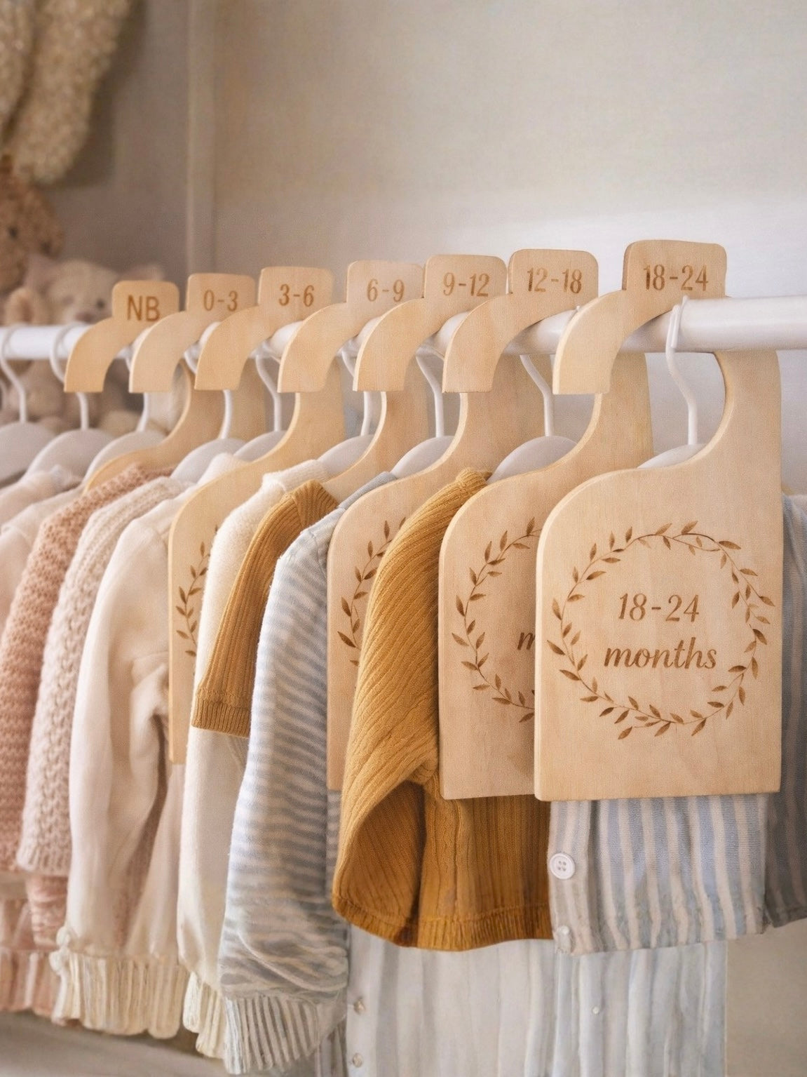 Houten kledinghangers voor de kast in kinderkamer