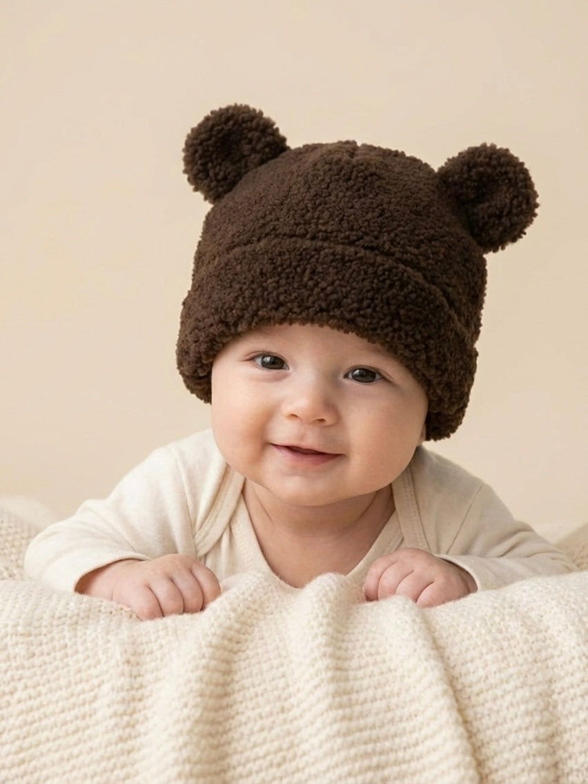 Chocoladebruine babymuts van het merk Noppies