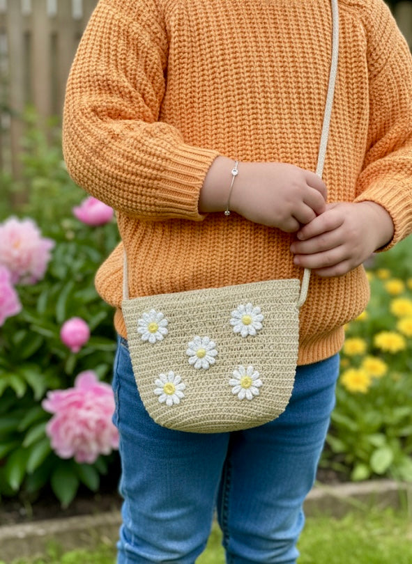 Rieten tasje met witte bloemen