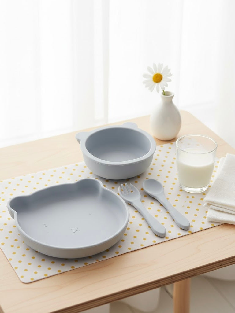 Lichtblauwe siliconen serviesset met bordje schaaltje en bestek
