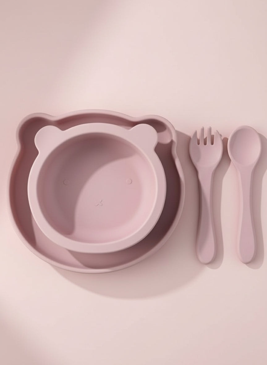 Lichtroze siliconen serviesset met bordje schaaltje en bestek