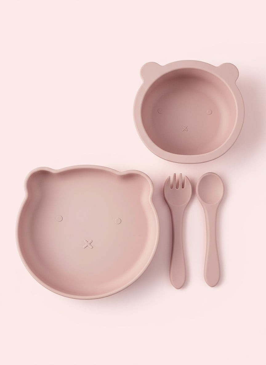 Lichtroze siliconen serviesset met bordje schaaltje en bestek