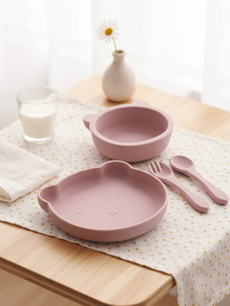 Lichtroze siliconen serviesset met bordje schaaltje en bestek